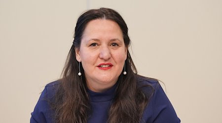 Manja Schüle (SPD), Brandenburger Ministerin für Wissenschaft, Forschung und Kultur, während einer Pressekonferenz. / Foto: Soeren Stache/dpa