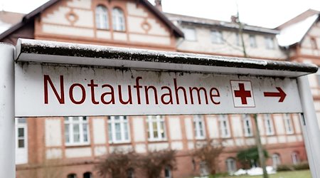 Ein Schild mit dem Hinweis Notaufnahme steht auf dem Gelände des Universitätsklinikums Ruppin-Brandenburg. / Foto: Carsten Koall/dpa