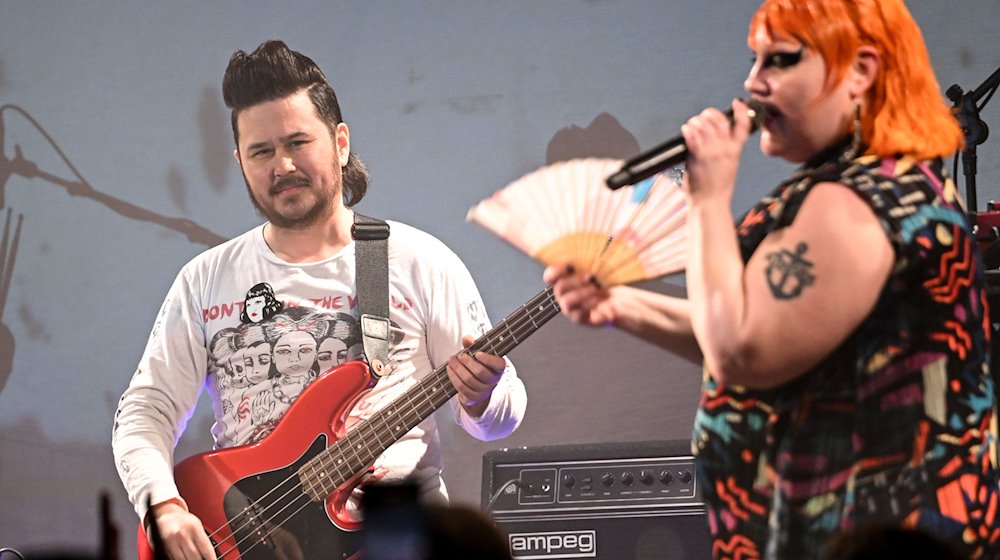 US-Sängerin Beth Ditto und der Bassist Ted Kwo von der Band Gossip stehen im Lido auf der Bühne. / Foto: Britta Pedersen/dpa