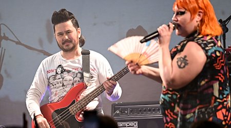 US-Sängerin Beth Ditto und der Bassist Ted Kwo von der Band Gossip stehen im Lido auf der Bühne. / Foto: Britta Pedersen/dpa