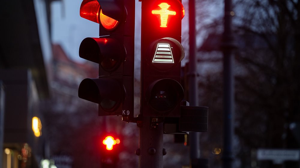 Eine Fußgänger-Ampel am Olivaer Platz (Ecke Ku'damm) zeigt unter dem roten Symbol einen Count-Down-Balken, auf dem die verbleibende Zeit zum Überqueren der Straße grafisch angezeigt wird. / Foto: Soeren Stache/dpa