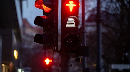 Eine Fußgänger-Ampel am Olivaer Platz (Ecke Ku'damm) zeigt unter dem roten Symbol einen Count-Down-Balken, auf dem die verbleibende Zeit zum Überqueren der Straße grafisch angezeigt wird. / Foto: Soeren Stache/dpa