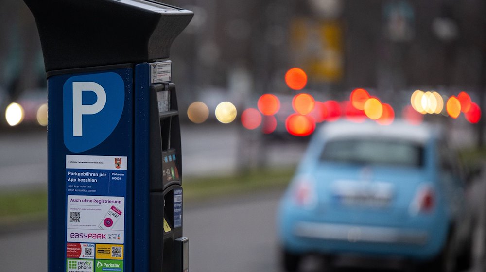 Ein Parkautomat steht am Straßenrand in einer Parkzone im Bezirk Tiergarten. / Foto: Monika Skolimowska/dpa