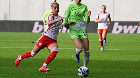 Bayerns Giulia Gwinn (l) kämpft mit Wolfsburgs Jule Brand um den Ball. / Foto: Angelika Warmuth/dpa/Archivbild