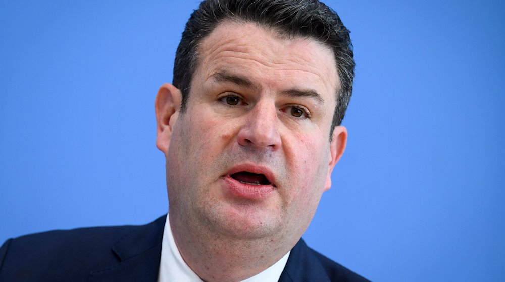 Hubertus Heil (SPD), Bundesminister für Arbeit und Soziales, in der Bundespressekonferenz. / Foto: Bernd von Jutrczenka/dpa