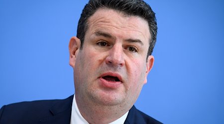 Hubertus Heil (SPD), Bundesminister für Arbeit und Soziales, in der Bundespressekonferenz. / Foto: Bernd von Jutrczenka/dpa