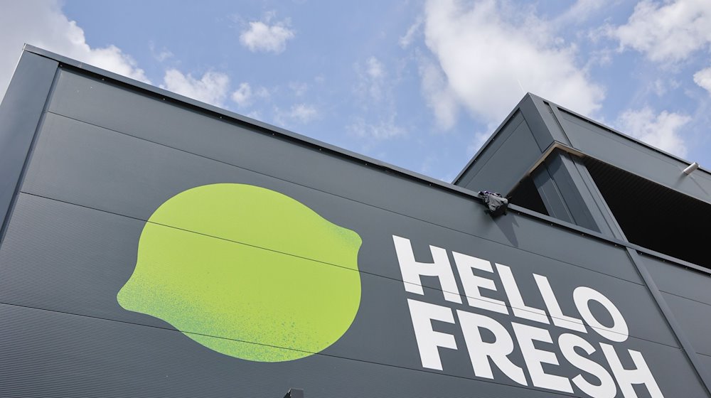 Blick auf Ladeboxen der Firma „HelloFresh“. / Foto: Matthias Bein/dpa