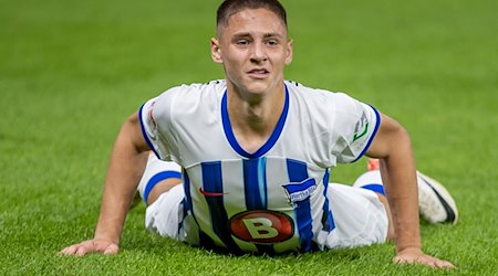 Bence Dardai von Hertha BSC liegt enttäuscht auf dem Rasen. / Foto: Andreas Gora/dpa/Archivbild