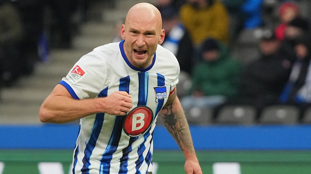 Herthas Toni Leistner feuert seine Mitspieler an. / Foto: Soeren Stache/dpa/Archivbild