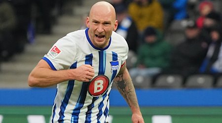 Herthas Toni Leistner feuert seine Mitspieler an. / Foto: Soeren Stache/dpa/Archivbild