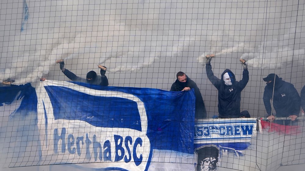 Hertha-Fans brennen auf der Tribüne Rauchfackeln ab. / Foto: Marcus Brandt/dpa