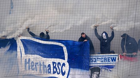 Hertha-Fans brennen auf der Tribüne Rauchfackeln ab. / Foto: Marcus Brandt/dpa