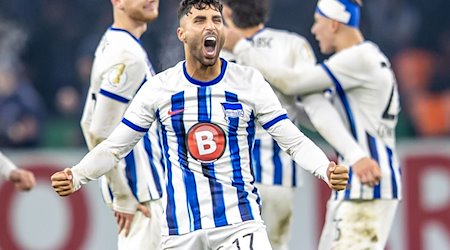 Nader El-Jindaoui von Hertha BSC freut sich über das Tor. Der Fußballer postete Fotos von seinem Sohn. / Foto: Andreas Gora/dpa