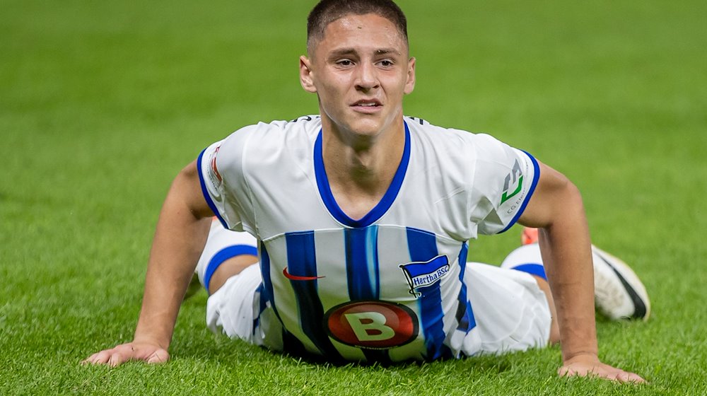 Bence Dardai von Hertha BSC liegt enttäuscht auf dem Rasen. / Foto: Andreas Gora/dpa