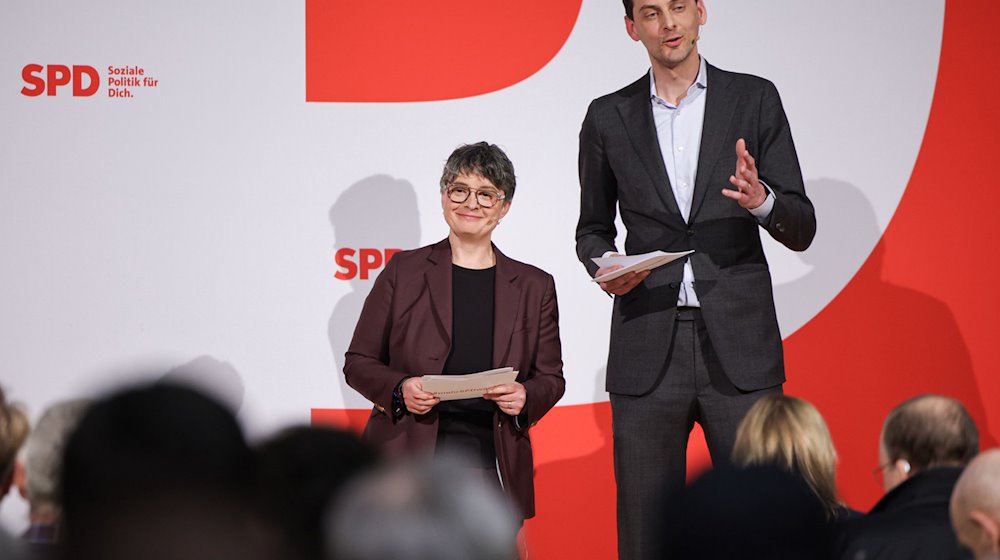 Nicola Böcker-Giannini (SPD) und Martin Hikel (SPD) sprechen während der Vorstellungsrunde. / Foto: Hannes P Albert/dpa