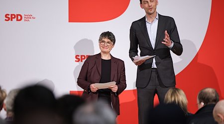 Nicola Böcker-Giannini (SPD) und Martin Hikel (SPD) sprechen während der Vorstellungsrunde. / Foto: Hannes P Albert/dpa