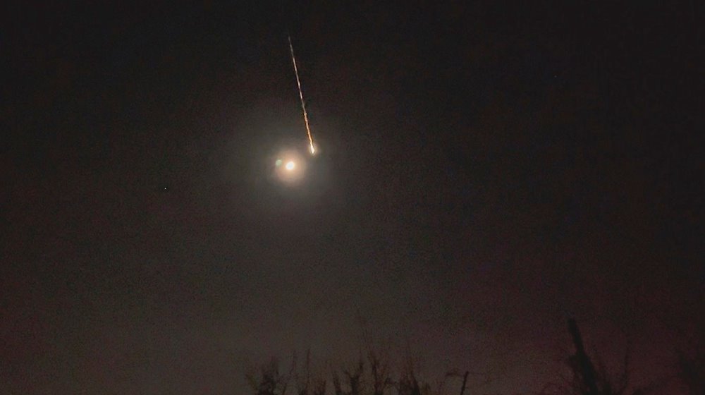 Ein Asteroid tritt in der Nacht nahe Berlin in die Atmosphäre. / Foto: Christoph Seidler/dpa-Zentralbild/dpa