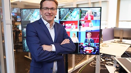 Claus Strunz, Programmchef TV-Sender «Bild», steht vor dem Regie-Raum des TV-Senders. / Foto: Jörg Carstensen/dpa