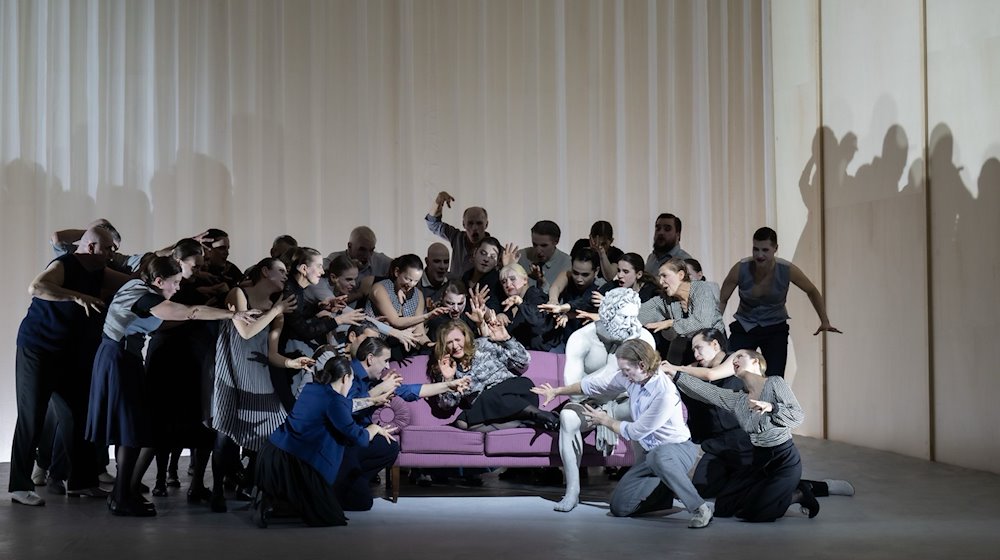 Die Mezzosopranistin Paula Murrihy (M) ist während einer Probe zur Oper «Hercules» von Georg Friedrich Händel in einer Inszenierung von Barrie Kosky umgeben vom Chor der Komischen Oper Berlin. / Foto: Monika Rittershaus/Komische Oper Berlin/dpa