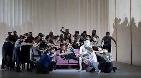 Die Mezzosopranistin Paula Murrihy (M) ist während einer Probe zur Oper «Hercules» von Georg Friedrich Händel in einer Inszenierung von Barrie Kosky umgeben vom Chor der Komischen Oper Berlin. / Foto: Monika Rittershaus/Komische Oper Berlin/dpa