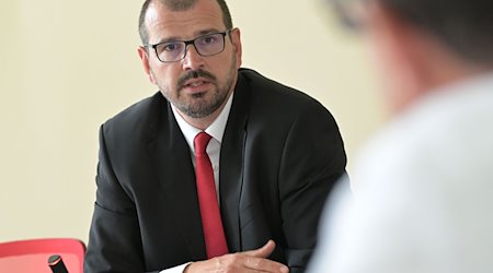 Brandenburgs Bildungsminister Steffen Freiberg spricht in einer Pressekonferenz. / Foto: Michael Bahlo/dpa