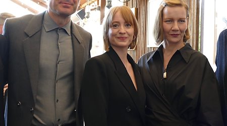 Regisseur Ilker Çatak, Schauspielerin Leonie Benesch und Schauspielerin Sandra Hüller nehmen an dem Empfang von German Films im Restaurant Eveleigh in West Hollywood teil. / Foto: Barbara Munker/dpa