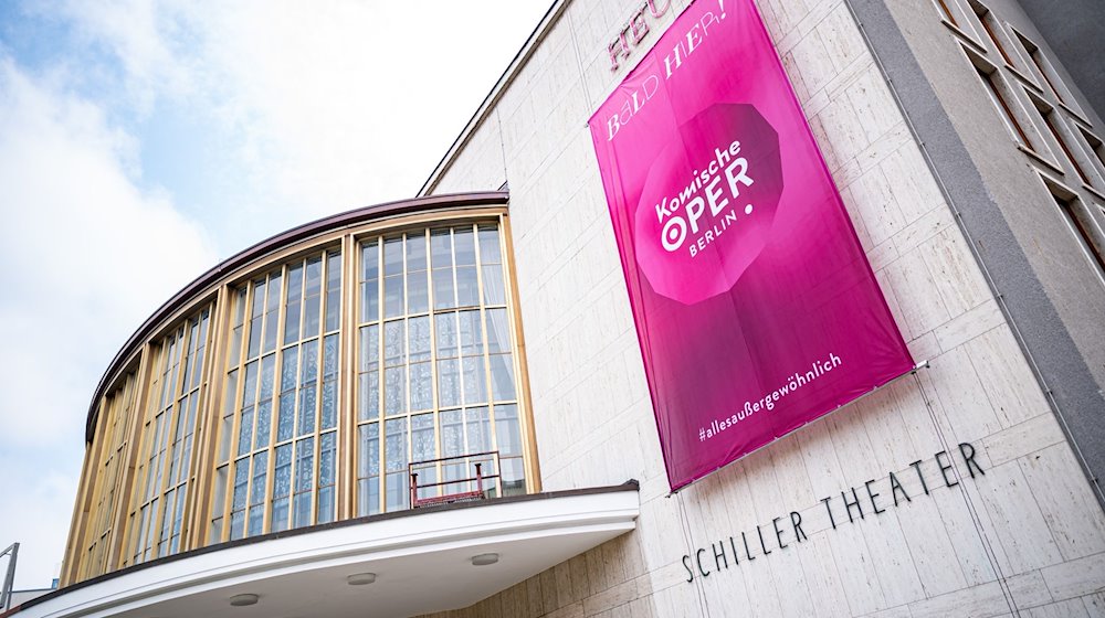 Am Gebäude des Schiller Theaters hängt ein Banner der Komischen Oper Berlin. / Foto: Fabian Sommer/dpa