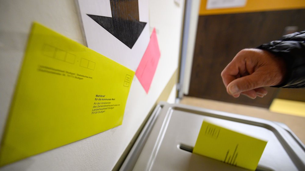 Ein Mann wirft einen Wahlbrief für die Kommunalwahl in Baden-Württemberg in eine Wahlurne. / Foto: Sebastian Gollnow/dpa