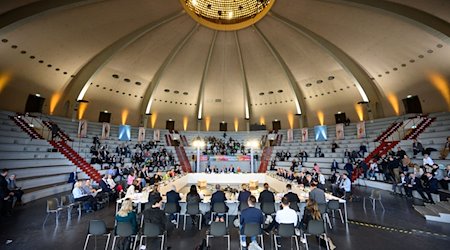 Teilnehmer aus Bund, Ländern und Verbänden sitzen beim zweiten „Bewegungsgipfel“ im Kuppelsaal vom Berliner Olympiapark. / Foto: Bernd von Jutrczenka/dpa