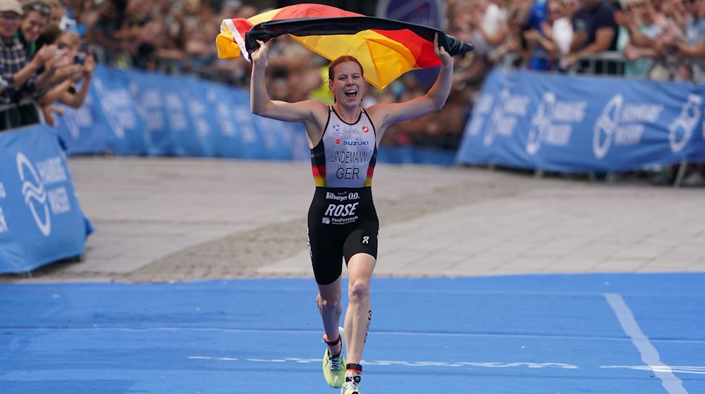 Laura Lindemann (Deutschland) läuft als Erste im Team-Wettbewerb ins Ziel. / Foto: Marcus Brandt/dpa/Archivbild