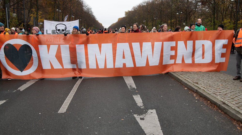 Aktivisten der Klimaschutzgruppe «Letzte Generation» und anderer Gruppierungen blockieren die Straße des 17. Juni. / Foto: Paul Zinken/dpa