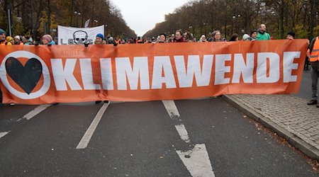 Aktivisten der Klimaschutzgruppe «Letzte Generation» und anderer Gruppierungen blockieren die Straße des 17. Juni. / Foto: Paul Zinken/dpa