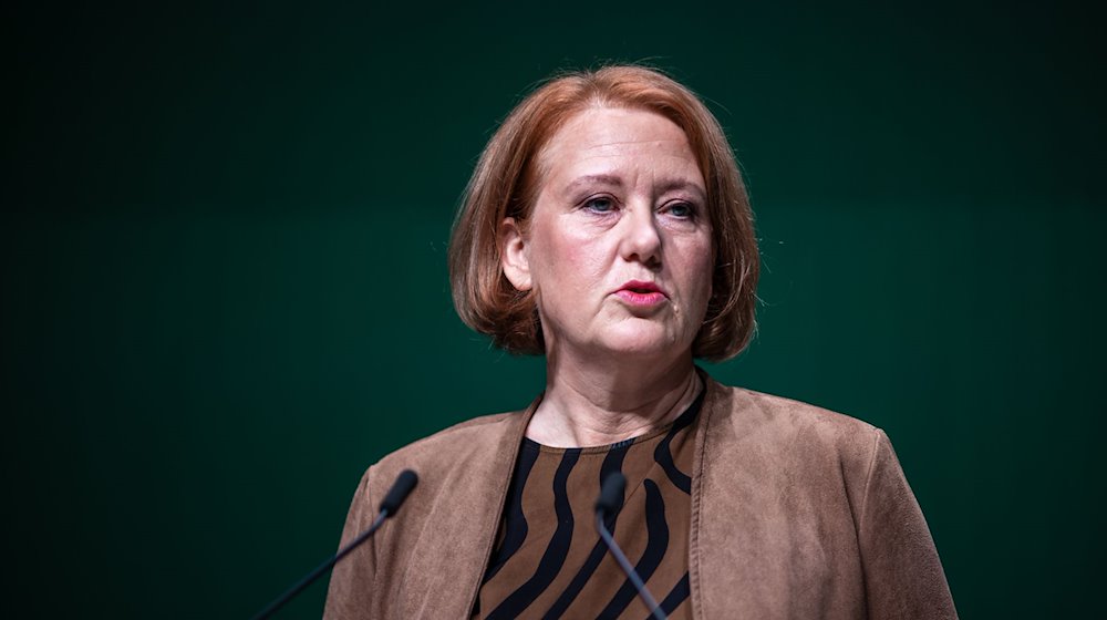 Lisa Paus, Bundesministerin für Familie, Senioren, Frauen und Jugend, spricht als Gastrednerin bei der Landesdelegiertenkonferenz der brandenburgischen Grünen. / Foto: Frank Hammerschmidt/dpa