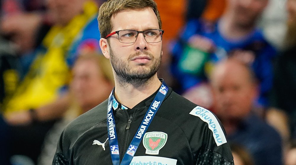 Berlins Trainer Jaron Siewert steht am Spielfeld. / Foto: Uwe Anspach/dpa/Archivbild