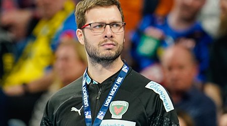 Berlins Trainer Jaron Siewert steht am Spielfeld. / Foto: Uwe Anspach/dpa/Archivbild