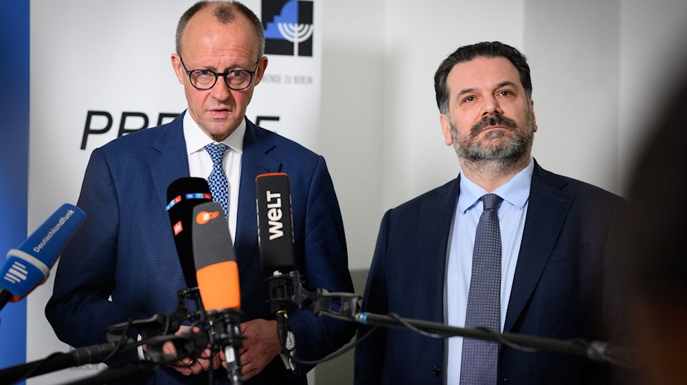 Friedrich Merz (l), Vorsitzender der CDU, äußert sich zusammen mit Gideon Joffe, Vorsitzender der Jüdischen Gemeinde zu Berlin, bei einem Besuch des Jüdischen Gymnasiums Moses Mendelssohn in Berlin Mitte. / Foto: Bernd von Jutrczenka/dpa