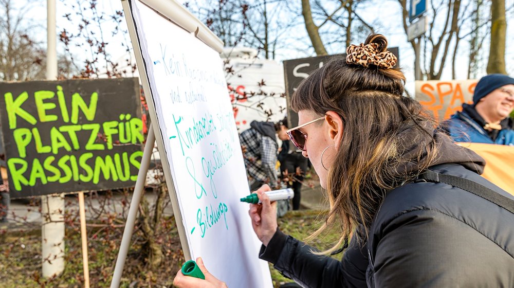 «Kein Platz für Rassismus» steht auf einem Schild bei einer Demonstration vor dem Cottbuser Schulamt. / Foto: Frank Hammerschmidt/dpa