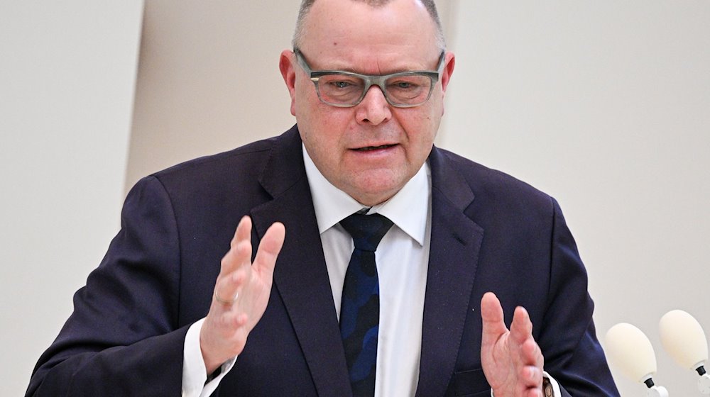 Brandenburgs Innenminister Michael Stübgen spricht bei der Plenarsitzung des Landtags. / Foto: Jens Kalaene/dpa