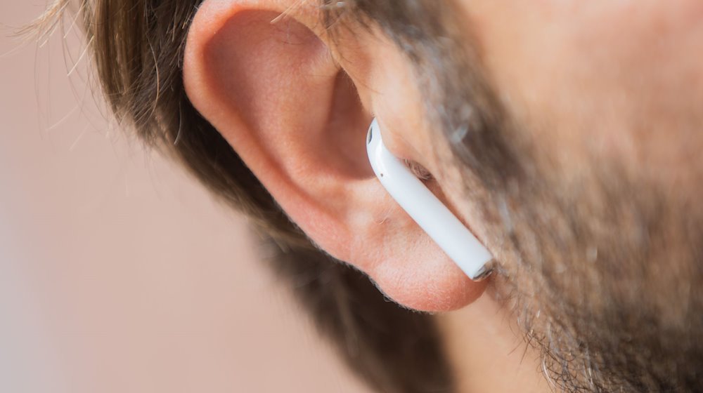 Ein Mann trägt AirPods, um Musik zu hören. / Foto: Rolf Vennenbernd/dpa/Symbolbild