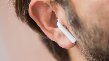 Ein Mann trägt AirPods, um Musik zu hören. / Foto: Rolf Vennenbernd/dpa/Symbolbild