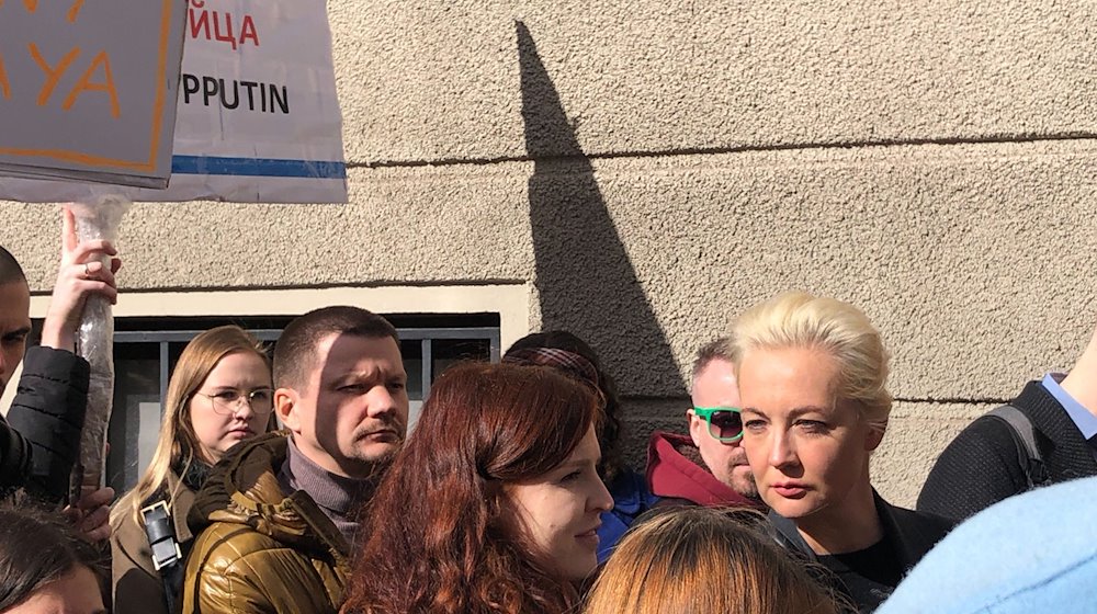 Julia Nawalnaja (r), Witwe von Alexey Nawalny, steht am Rande einer Demonstration in der Nähe der russischen Botschaft. / Foto: Weronika Peneshko/dpa