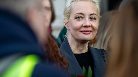 Julia Nawalnaja, Witwe von Alexej Nawalny, steht in einer Warteschlange vor der russischen Botschaft. / Foto: Monika Skolimowska/dpa