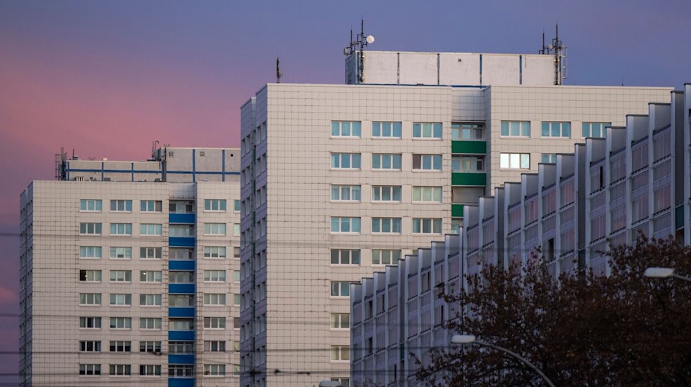 Eine unabhängige Ombudsstelle soll Berliner Mieterinnen und Mieter der landeseigenen Wohnungsunternehmen bei der Wohnungssuche helfen. / Foto: Monika Skolimowska/dpa