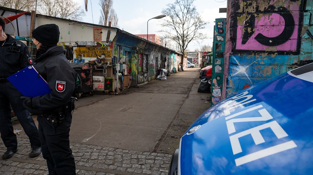 Einsatzkräfte der Polizei bei einer Fahndung. / Foto: Christophe Gateau/dpa