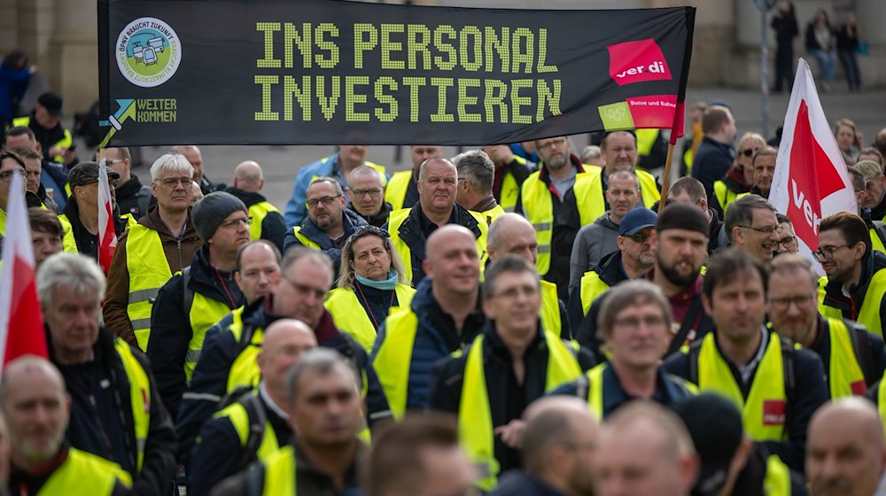 Zahlreiche Mitarbeiter der streikenden Verkehrsbetriebe aus Brandenburg demonstrieren auf dem Alter Markt mit einem Transparent mit der Aufschrift „Ins Personal investieren“. / Foto: Monika Skolimowska/dpa