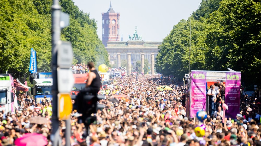 Menschen feiern bei der Technoparade «Rave the Planet» auf der Straße des 17. Juni vor dem Brandenburger Tor. / Foto: Christoph Soeder/dpa/Archivbild