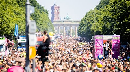 Menschen feiern bei der Technoparade «Rave the Planet» auf der Straße des 17. Juni vor dem Brandenburger Tor. / Foto: Christoph Soeder/dpa/Archivbild