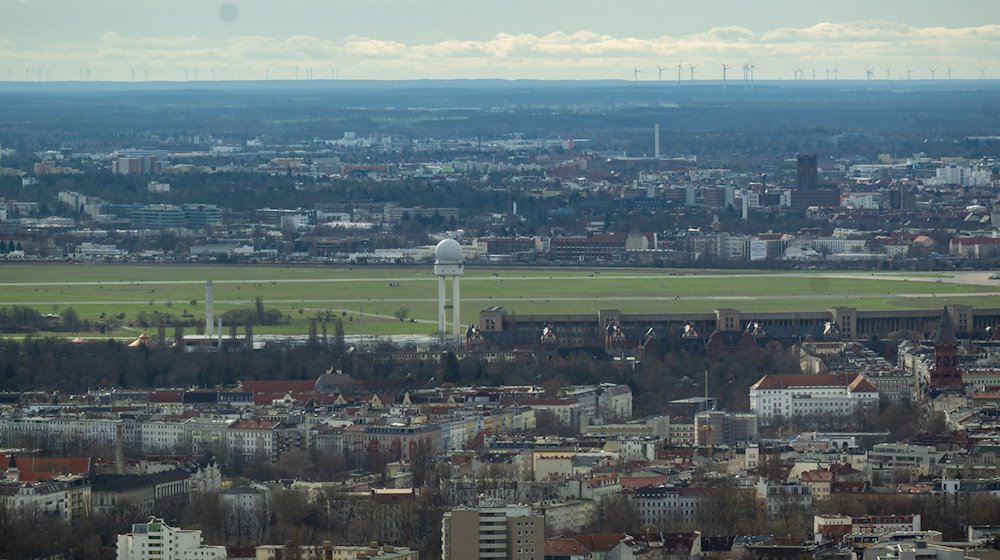 Blick auf von dichter Bebauung umrandete Tempelhofer Feld, aufgenommen vom Fernsehturm. / Foto: Monika Skolimowska/dpa