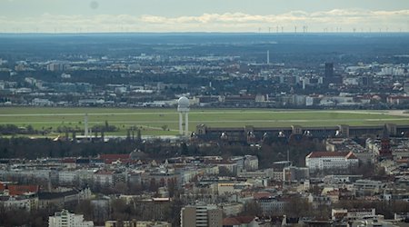 Blick auf von dichter Bebauung umrandete Tempelhofer Feld, aufgenommen vom Fernsehturm. / Foto: Monika Skolimowska/dpa