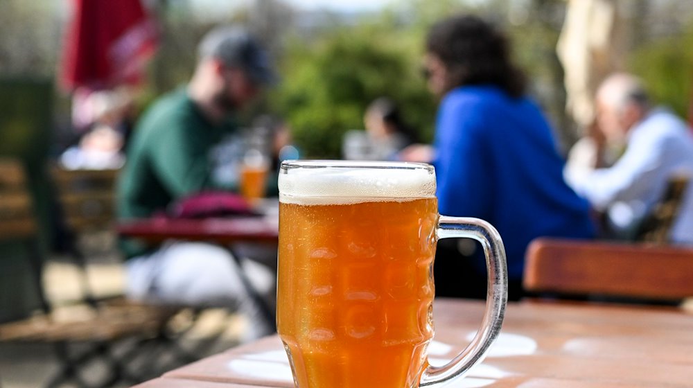 Ein Bier steht im Biergarten Schleusenkrug auf einem Tisch. / Foto: Jens Kalaene/dpa